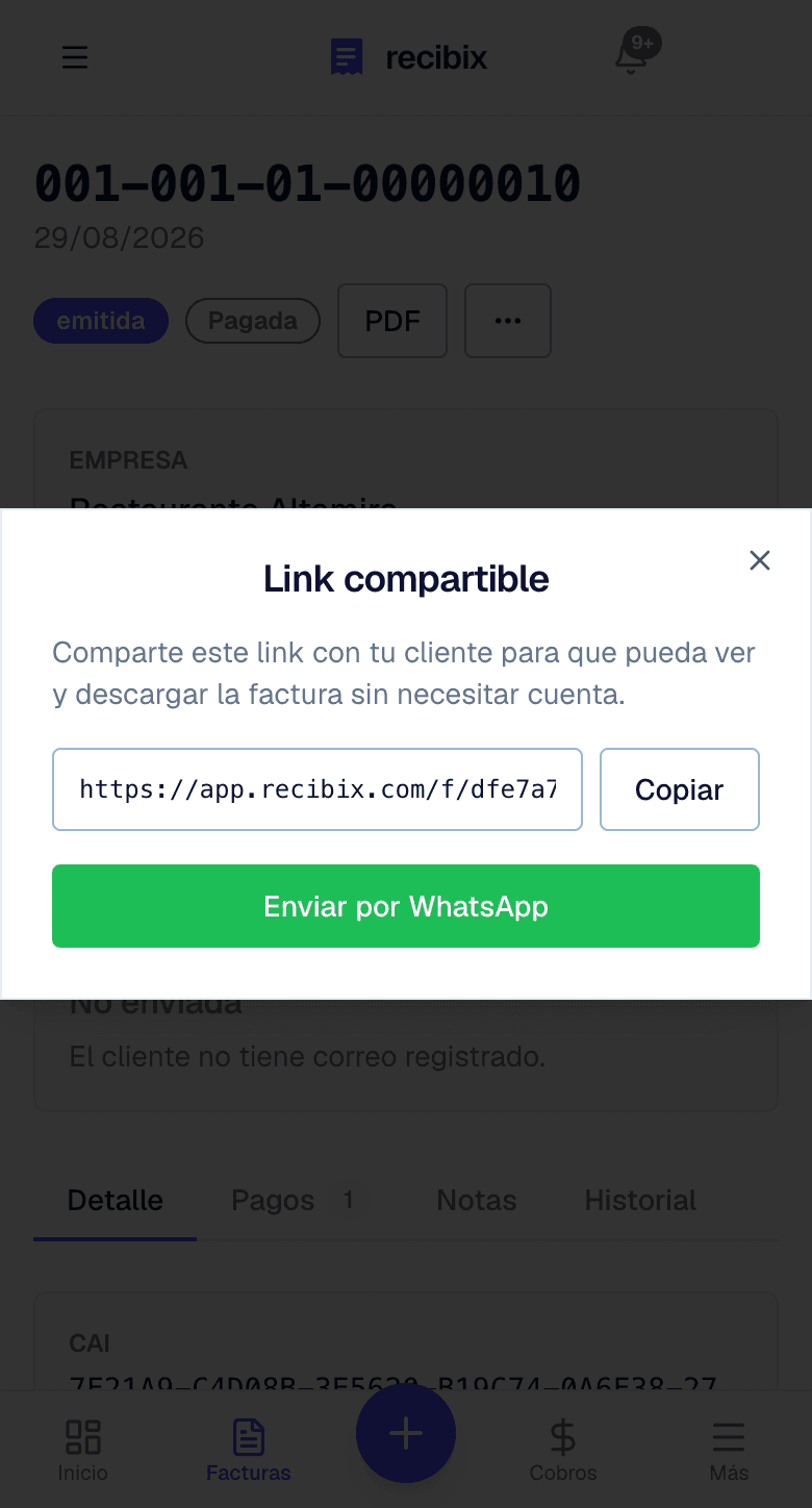 Factura emitida en el celular con el botón Enviar por WhatsApp y el link para que el cliente la vea